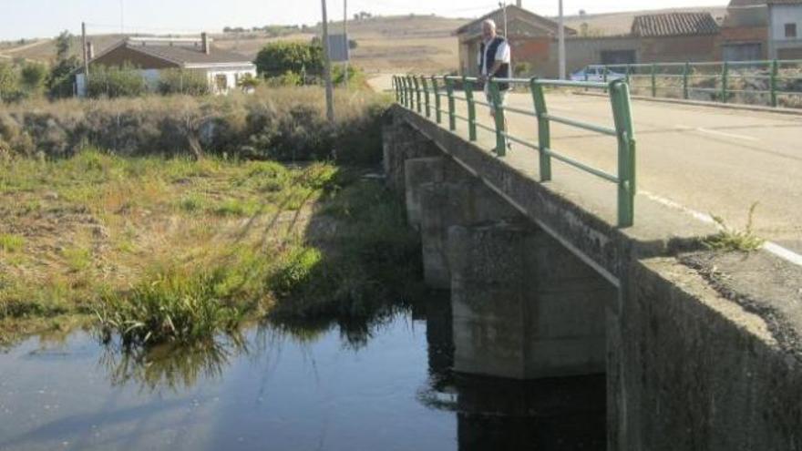 El alcalde, José Luis Valverde, junto a la barandilla reforzada.