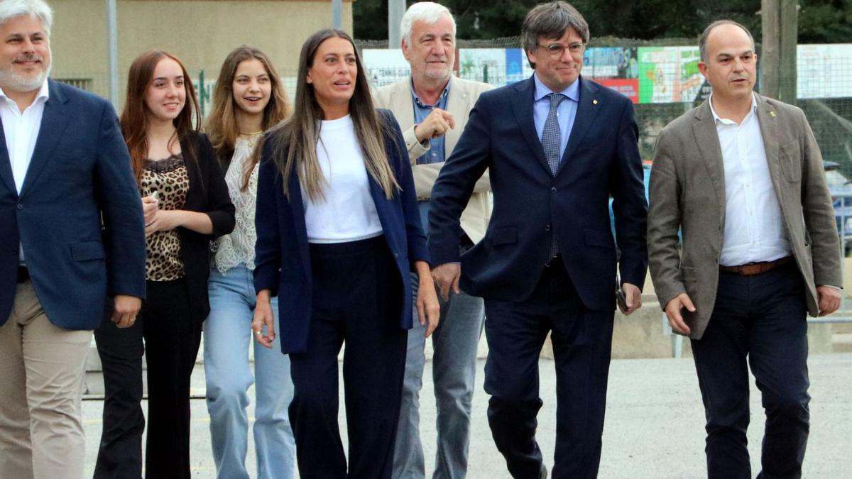 Carles Puigdemont (segon per la dreta) acompanyat de la cúpula de Junts, el 12M a Argelers. | GEMMA TUBERT / ACN