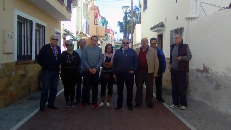 Miembros de la asociación de vecinos de Pedregalejo y vecinos afectados, el pasado martes en mitad de la calle Jábega.