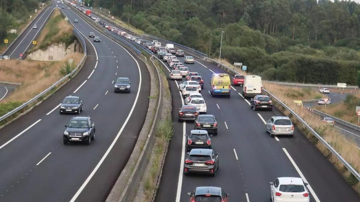 Imagen de archivo de retenciones por un accidente en la Autovía de Brión, pero a la altura de Pardiñas