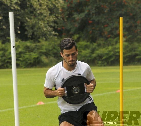 La plantilla entrena bajo la lluvia con el 'shock'