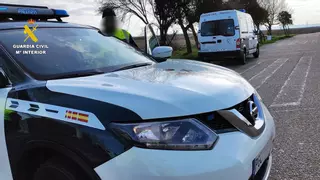 Pillado tras subir a redes sociales vídeos mientras conducía por el centro de Fermoselle sin carnet
