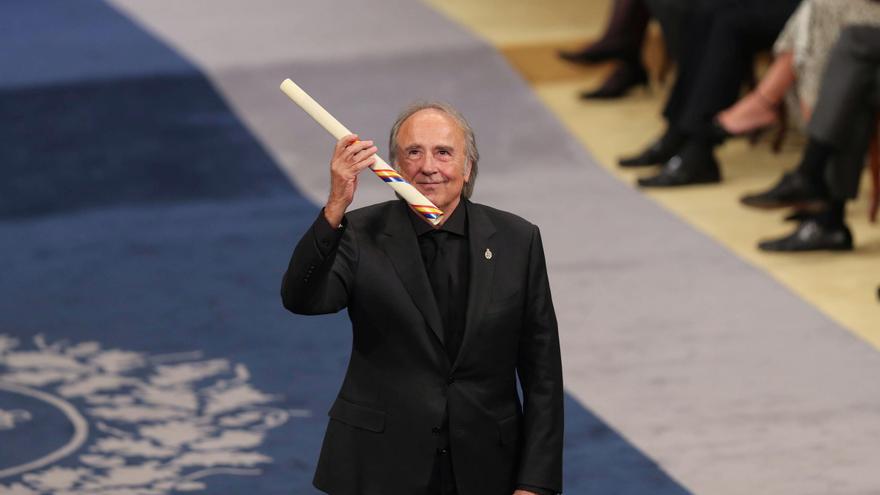 Joan Manuel Serrat emociona al Teatro Campoamor durante su interpretación de &quot;Aquellas pequellas cosas&quot; en el Teatro Campoamor