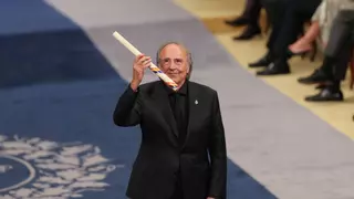 Serrat da las gracias por el premio entonando 'Aquellas pequeñas cosas'