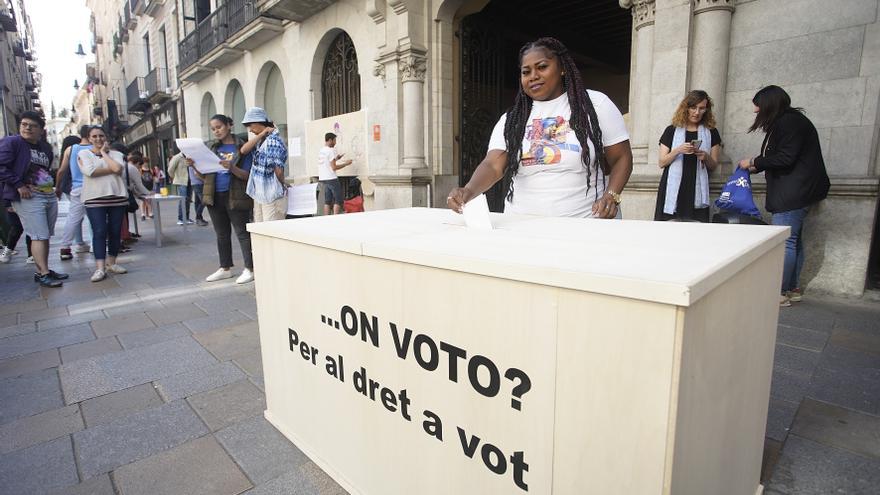 Un centenar de persones es concentren a Girona per reclamar el dret a vot