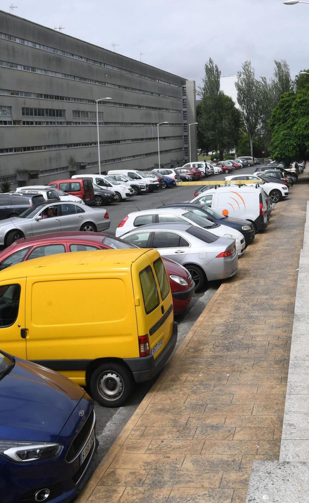 Coches aparcados, ayer, en el Barrio de las Flores. 