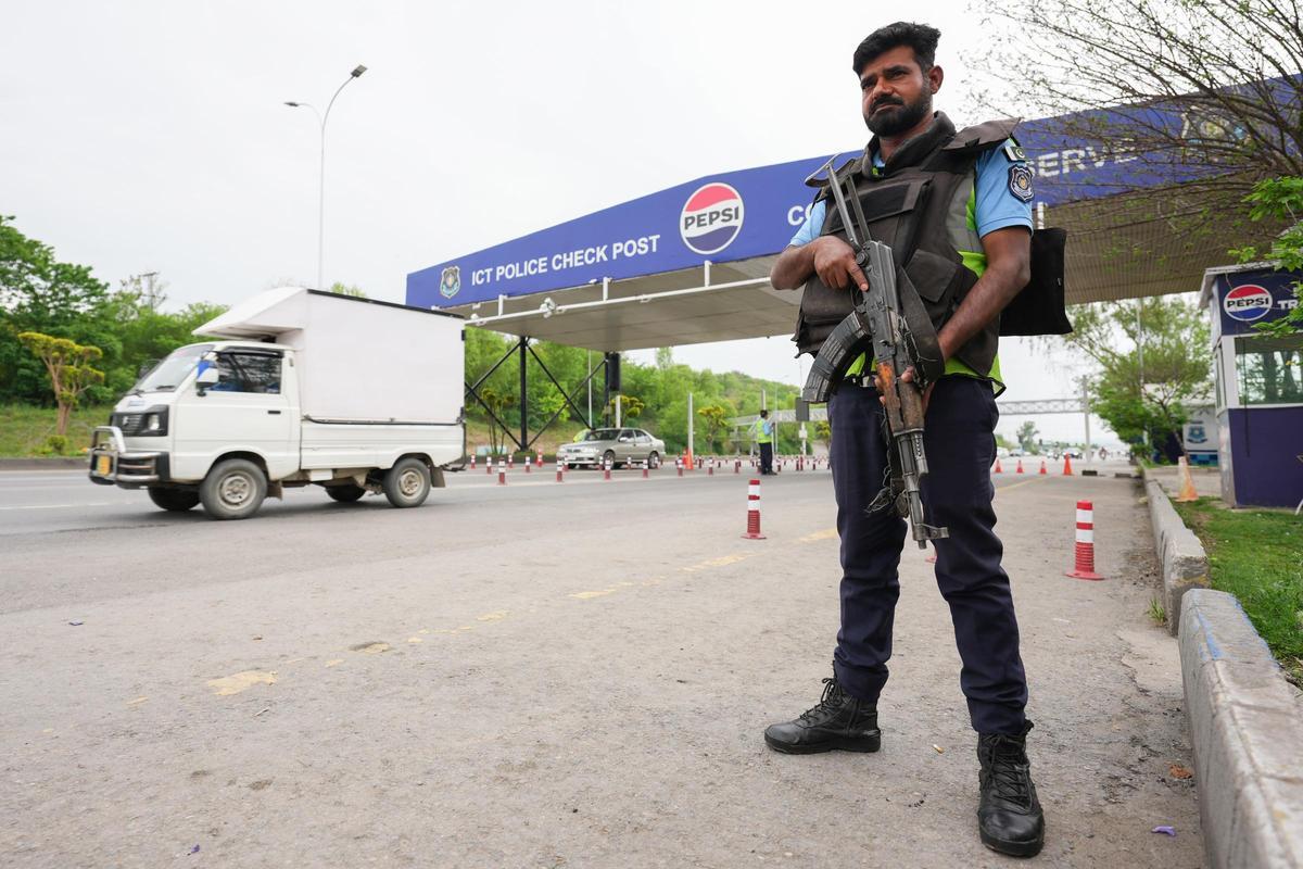 Un puesto de control policial en Islamabad (Pakistán), a 17 de abril de 2026.