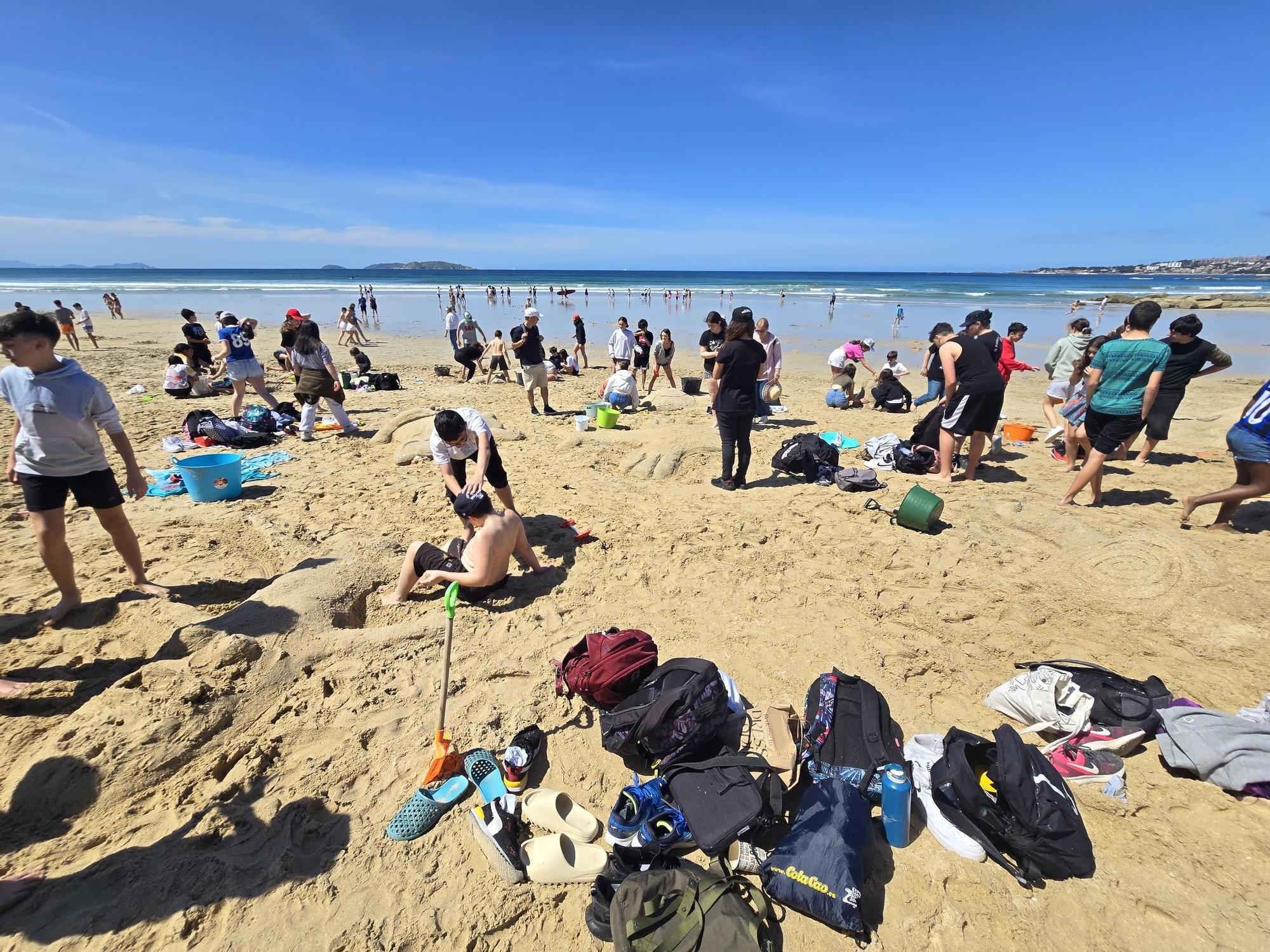 Así pasaron los alumnos el "Día de las Esculturas" en la playa de A Lanzada.