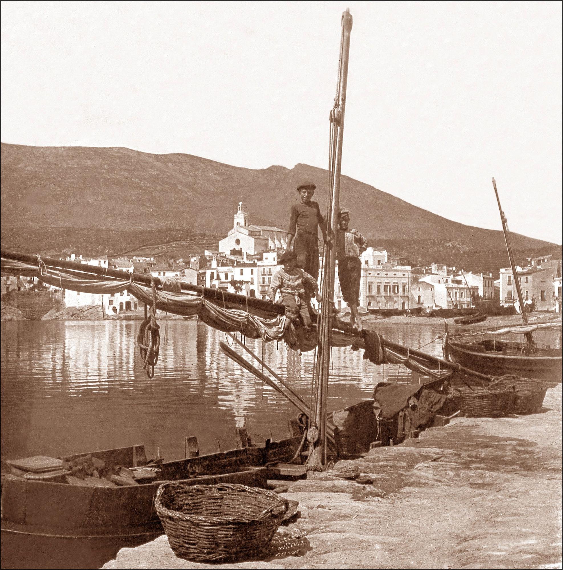 Placa de vidre de 1905 amb uns nens a la barca, amb l'església de Cadaqués al fons