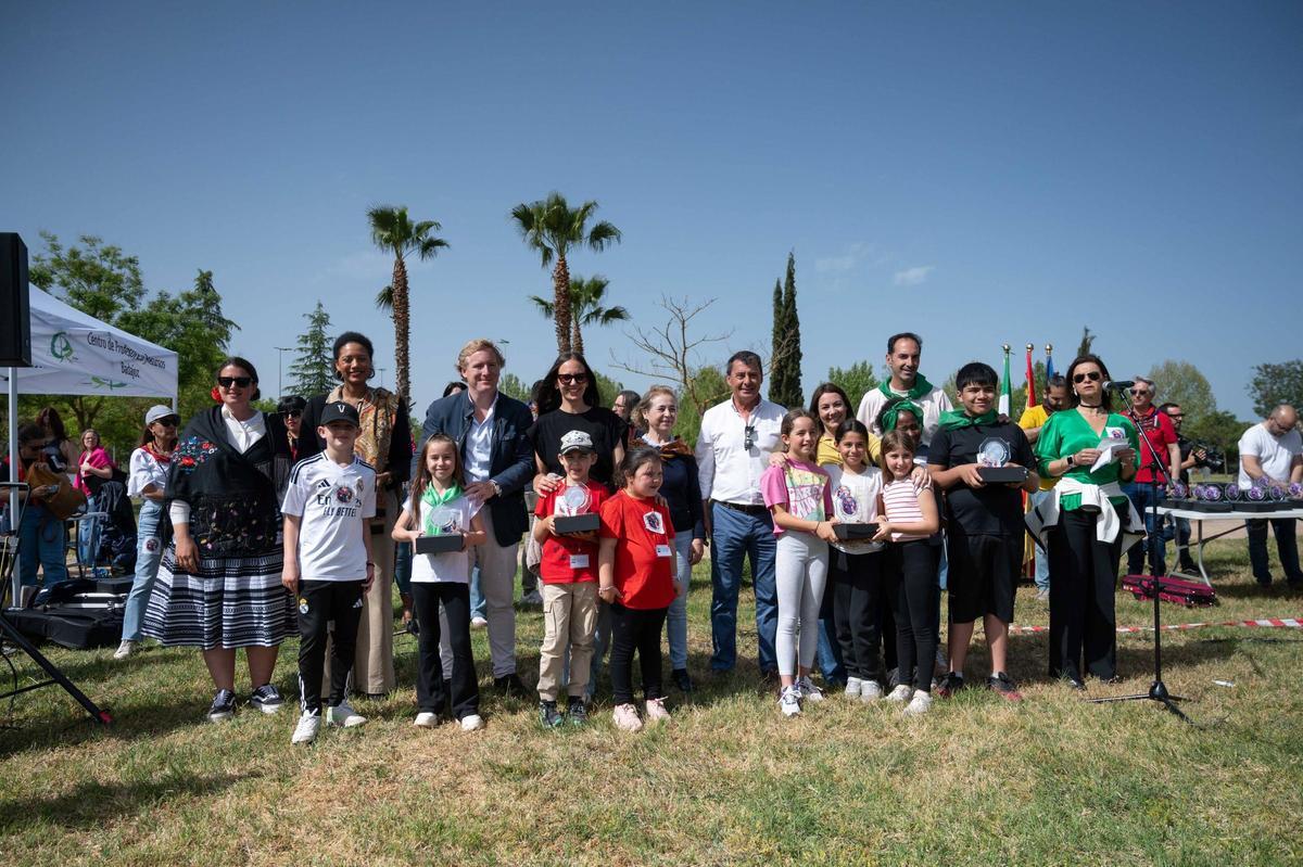 Fotogalería | Miles de niños bailan folklore en Badajoz para reivindicar la identidad y tradición extremeña