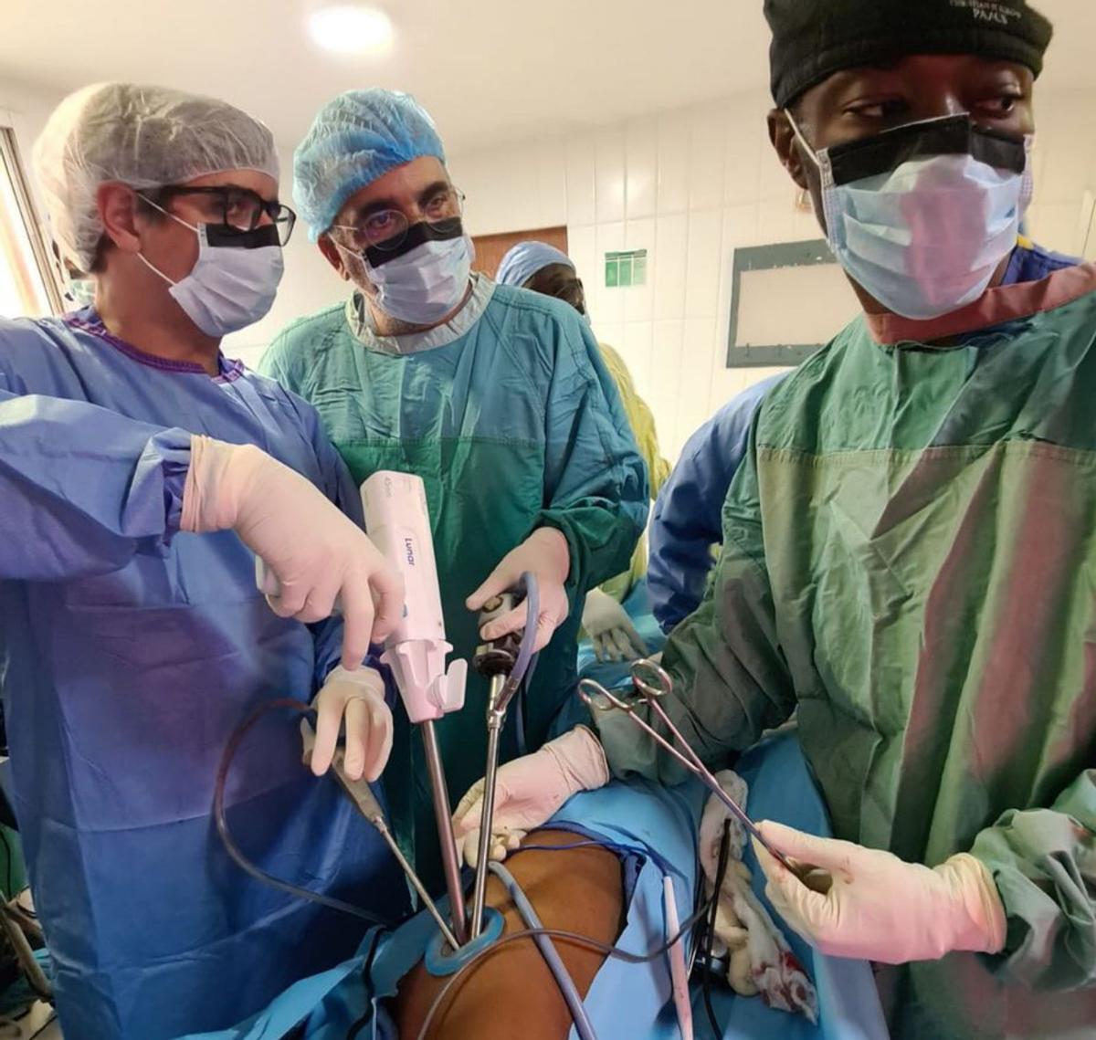 El doctor González Rivas (izquierda) interviene en Liberia. |  // CEDIDA