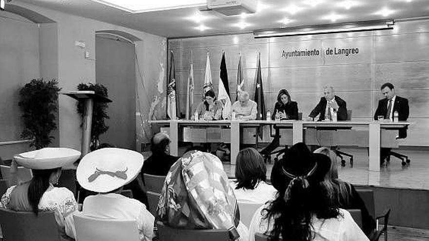 Clausura de las Jornadas Documentales. En la mesa Alicia Sangues, de Pro Documentales, Galo Chiriboga, embajador de Ecuador; Augusto Zamoras, embajador de Nicaragua; Esther Díaz y Javier Junceda, cónsul de Perú / f. rodríguez