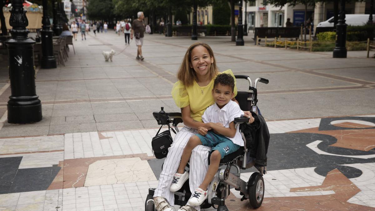 La pesadilla de Brenda y su hijo, Jeter, unos gijoneses que no reciben su diagnóstico tras "pruebas incontables"