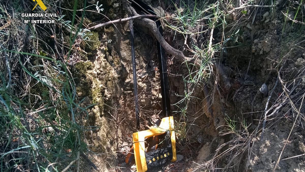 La Guardia Civil encontró enterrada la sierra utilizada para cortar el cable.