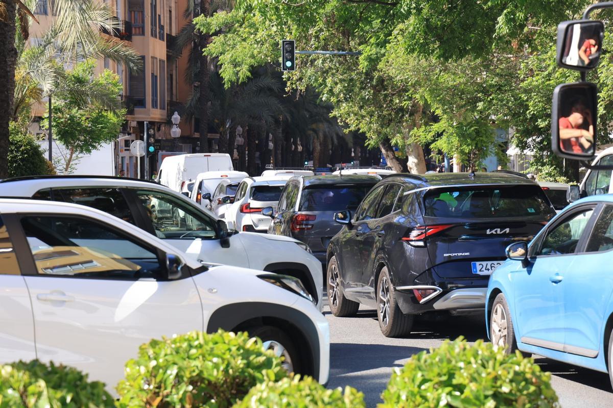 Colapso del tráfico en Alicante por la huelga de profesores