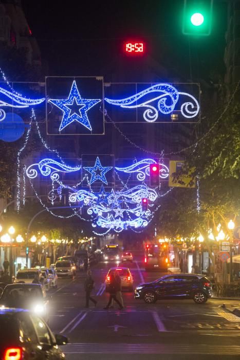 El alumbrado de Alicante queda lejos de la espectacularidad de ciudades competidoras en turismo.