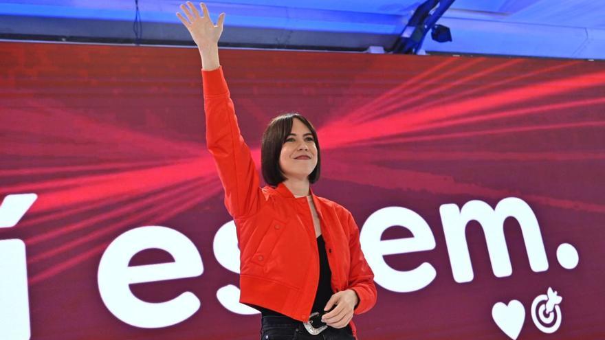 La nueva secretaria general del PSPV, Diana Morant, saluda ayer en Benicàssim, tras su proclamación definitiva.