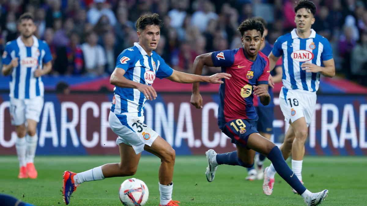Rafa Bauza, en acción contra el FC Barcelona