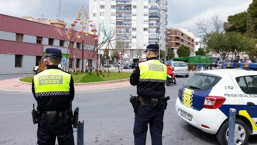 Agentes de la Policía Local de Elda en la rotonda de las Fallas.