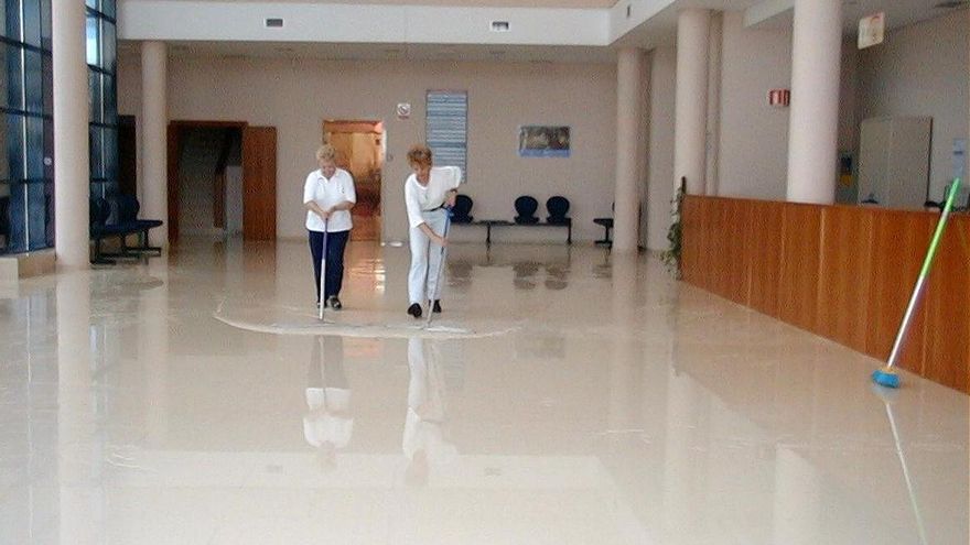 El personal de mantenimiento trabajó para retirar el agua de la planta baja del Palacio de Justicia de Vinarós