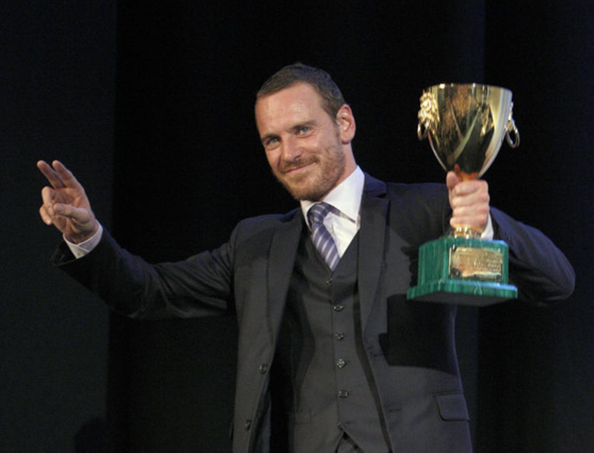 Michael Fassbender agraeix la Copa Volpi que li ha atorgat el Festival de Cine de Venècia.