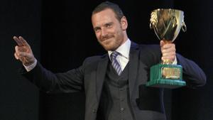 Michael Fassbender agraeix la Copa Volpi que li ha atorgat el Festival de Cine de Venècia.