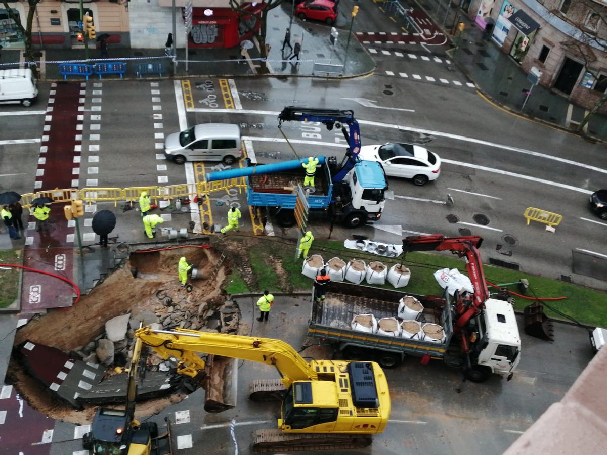 FOTOS | La borrasca Juliette provoca un socavón en las avenidas de Palma FOTOS | La borrasca Juliette provoca un socavón en las avenidas de Palma