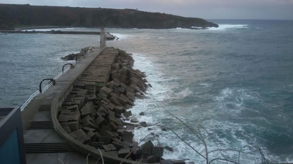 Oleaje en Luarca