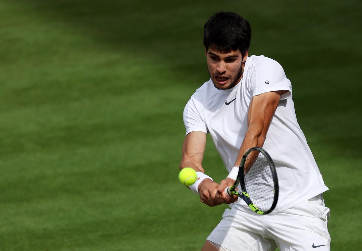 Wimbledon (United Kingdom), 16/07/2023.- Carlos Alcaraz of Spain in action during the Men’s Singles final match against Novak Djokovic of Serbia at the Wimbledon Championships, Wimbledon, Britain, 16 July 2023. (Tenis, España, Reino Unido) EFE/EPA/ISABEL INFANTES EDITORIAL USE ONLY