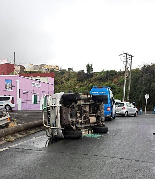 Un todoterreno vuelca en la rotonda de Almatriche