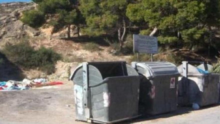 Los contenedores están en una zona de monte público y vía pecuaria.