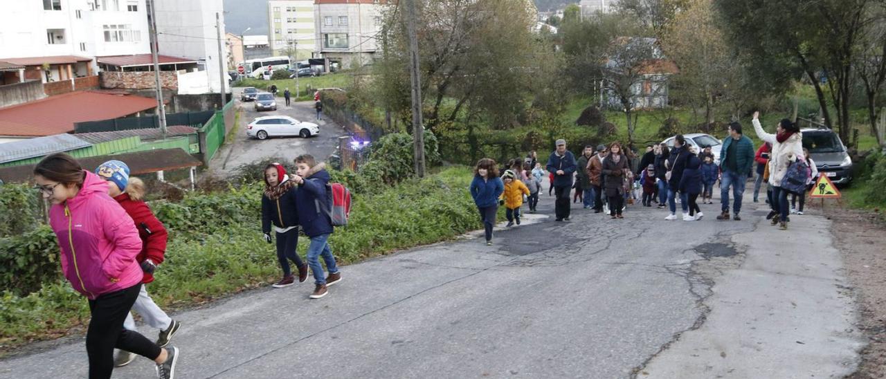 Protesta de los padres y alumnos del colegio Igrexa para reclamar una mejora de los accesos. |   // ALBA VILLAR