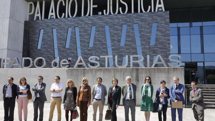 Magistrados concentrados hoy ante el Palacio de Justicia de Gijón.