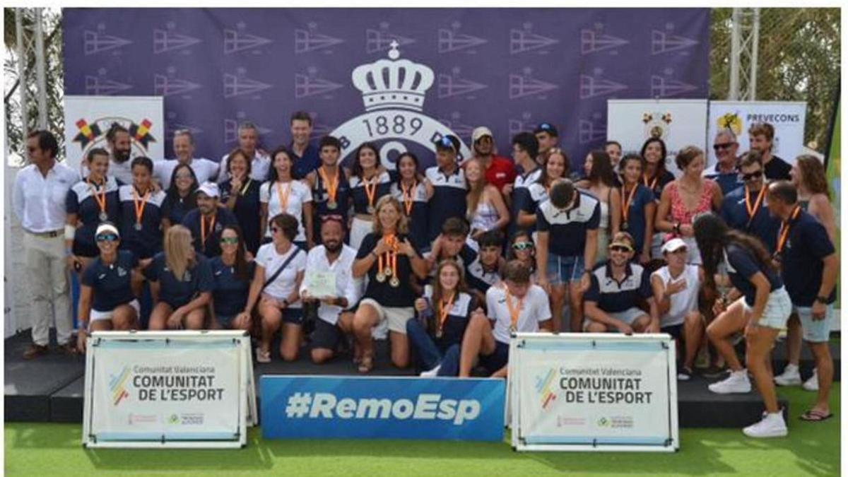El club de remo del RCRA recogiendo el premio al mejor club durante el Campeonato Iberdrola de Remo de Mar.