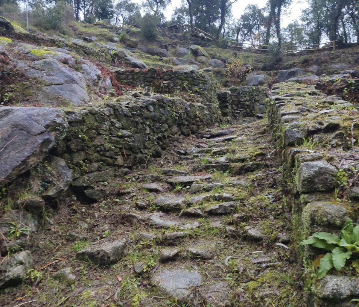 El recuperado empedrado de acceso al poblado. |  S. Álvarez