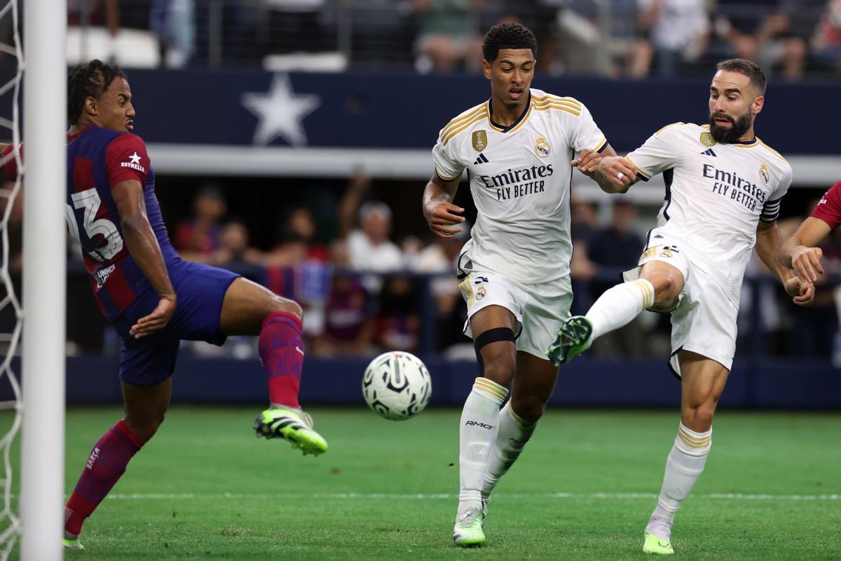 Carvajal y Bellingham, ante Kounde, en el Barcelona-Madrid disputado durante la pretemporada.