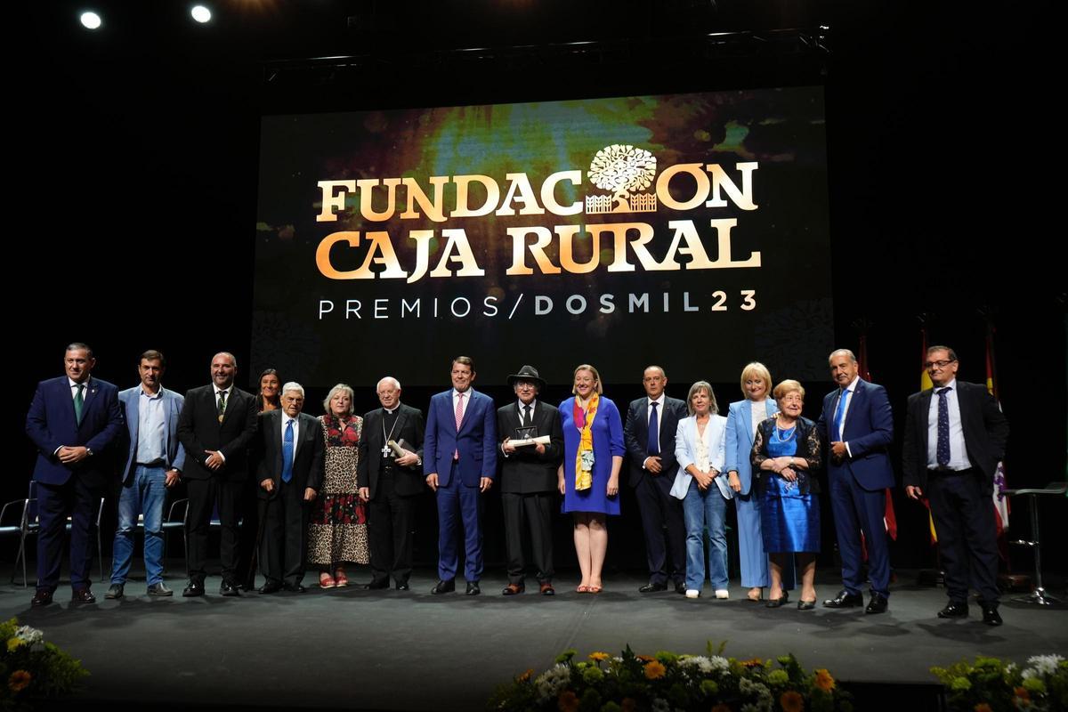 Mariano Rodrguez San Len, cuarto por la izquierda, en una de sus ltimas apariciones