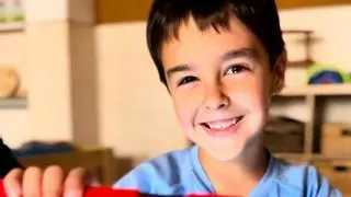 Álex tiene dificultades para hablar, pero su voz ya se oye alta y clara gracias a una tablet: "Con ella puedo decir lo que pienso y lo que siento"