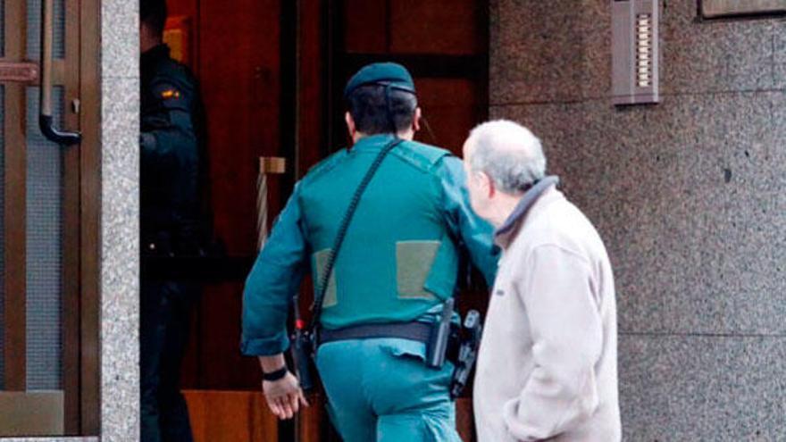 La Guardia Civil en uno de los registros efectuados esta mañana en Vigo // R.Grobas