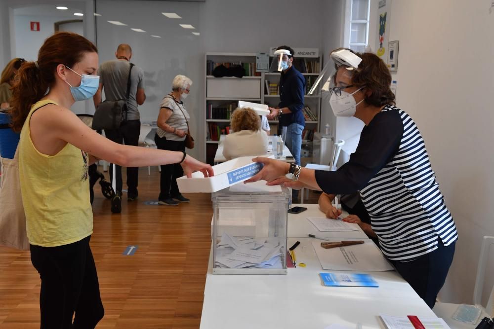 Colas en los colegios electorales de A Coruña