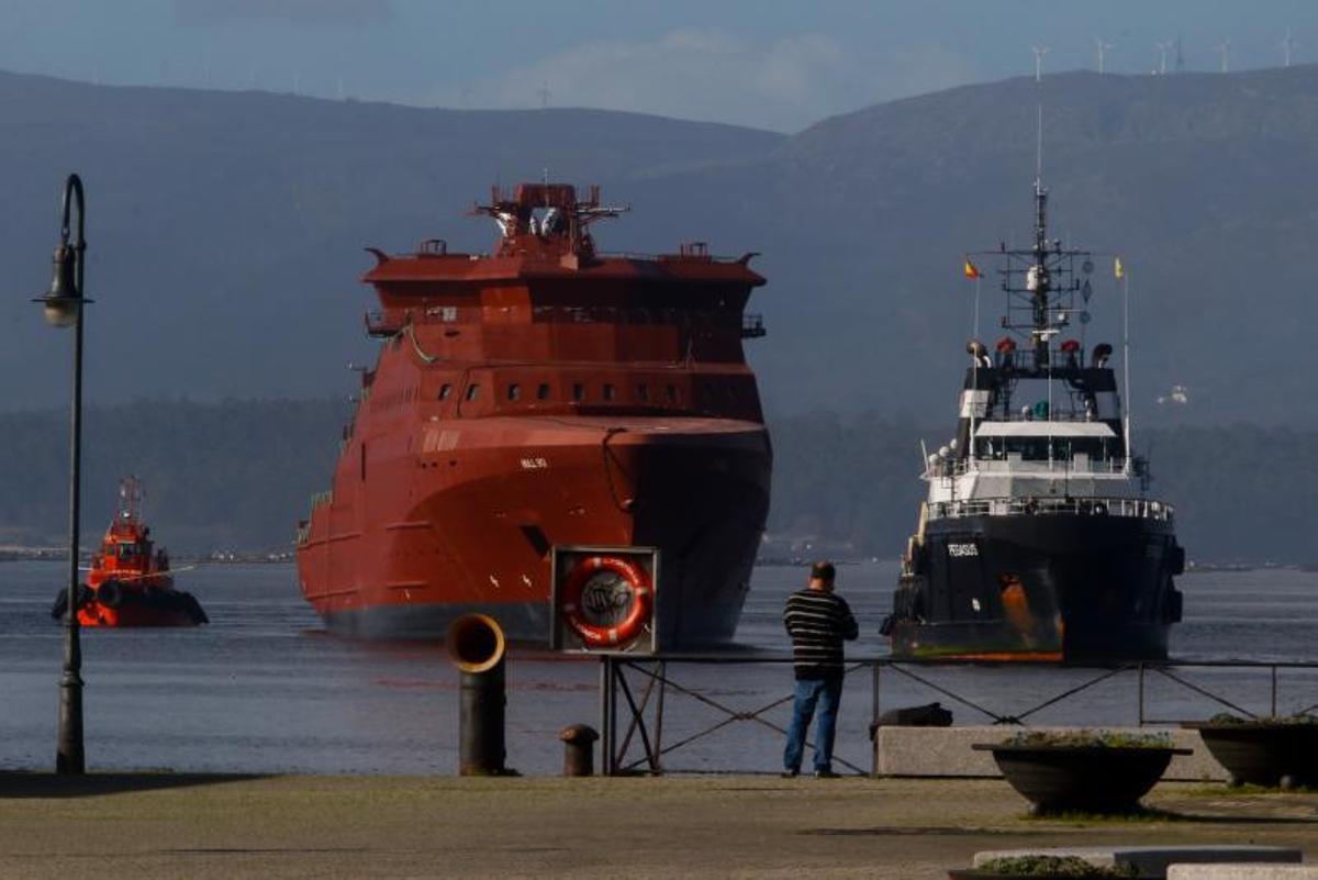 El “Hull 912”, de 140 metros, procede de Rumanía y tiene bandera noruega. |   // IÑAKI ABELLA