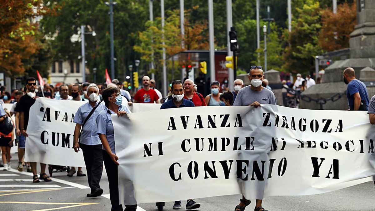 Manifestación conjunta 8 Ambas plantillas dieron a conocer sus reivindicaciones por el centro de Zaragoza. | JAIME GALINDO