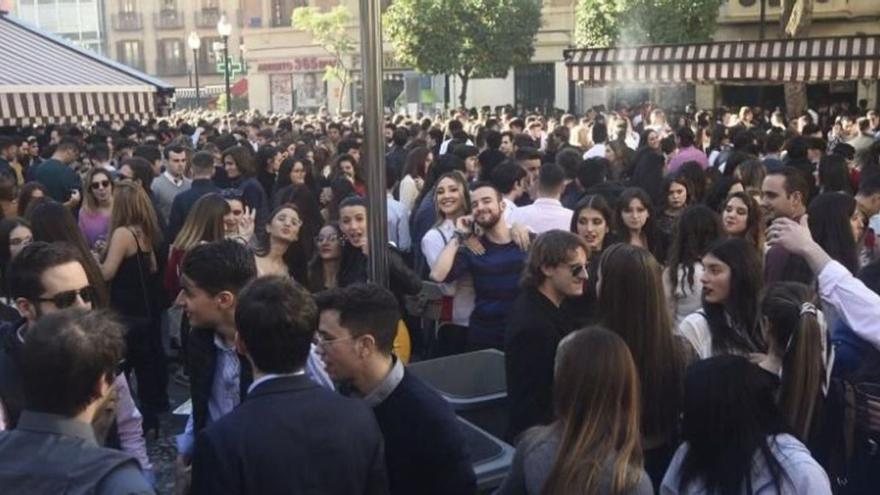 Decenas de personas en la plaza de Las Flores el día de Nochebuena