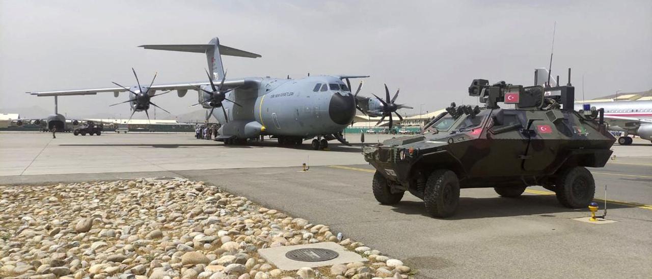 Aviones y blindados turcos en el aeropuerto de Kabul.