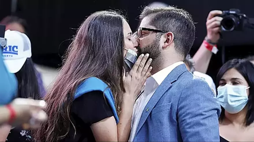 Boric e Irina Karamanos, besándose durante el cierre de campaña en Santiago de Chile.
