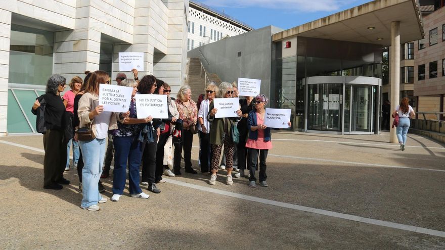Concentración en las puertas de los juzgados de Lleida contra la puesta en libertad del hombre acusado de violar a su hija