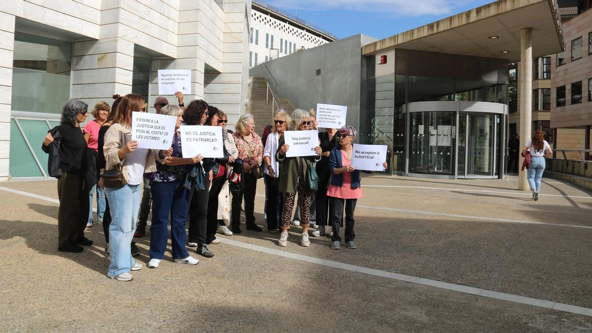 Concentración en las puertas de los juzgados de Lleida contra la puesta en libertad del hombre acusado de violar a su hija