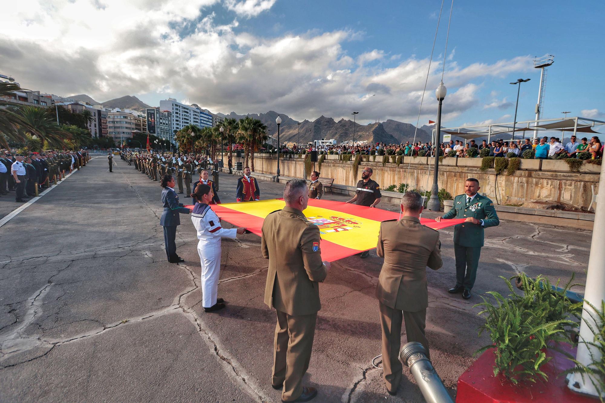 Arriado de la bandera nacional y exposición de material del Ejército