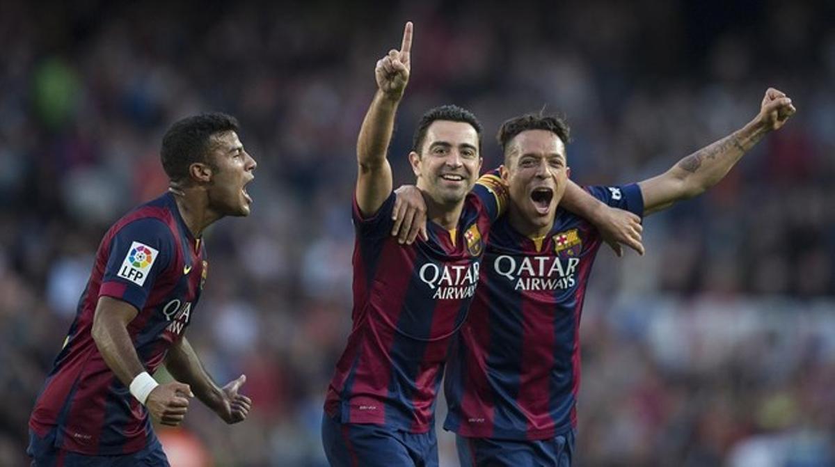 Xavi s’abraça amb Adriano davant Rafinha després de marcar-li un gol al Getafe. Xavi s’abraça amb Adriano davant Rafinha després de marcar-li un gol al Getafe.