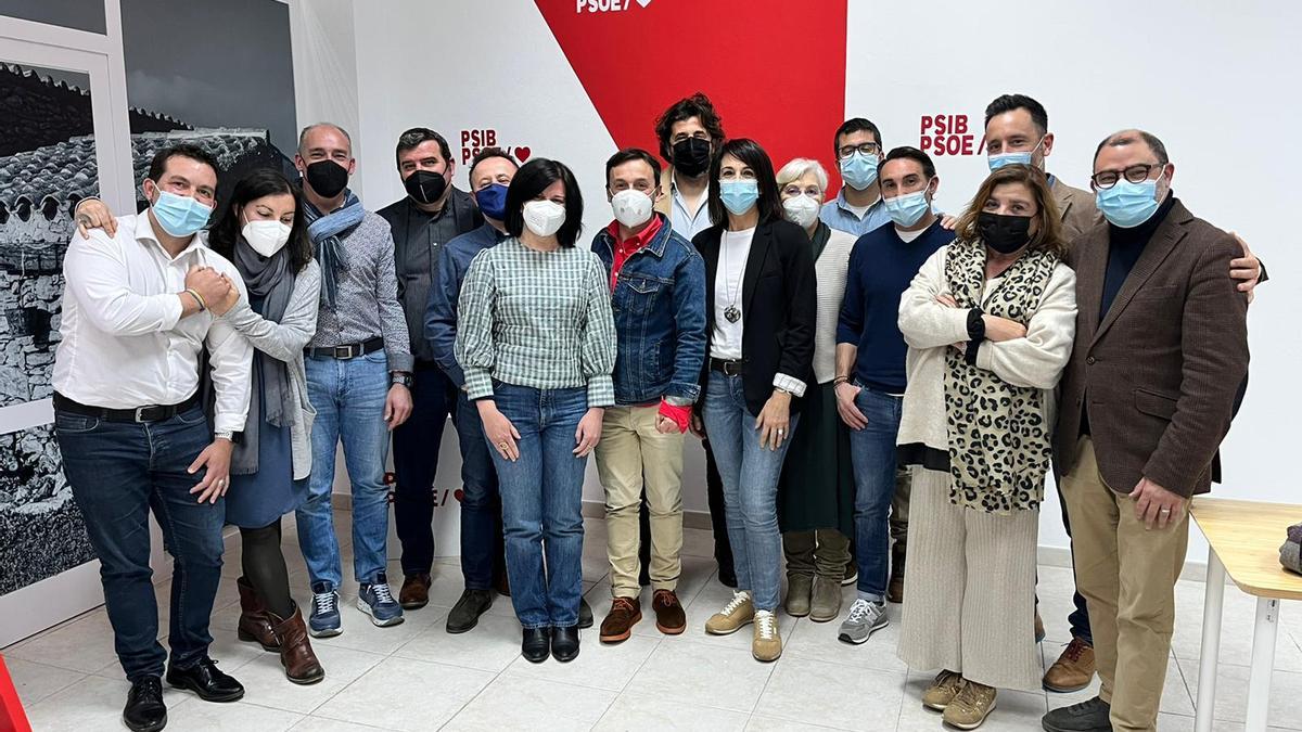 Foto de familia de los socialistas de Formentera durante la asamblea local.